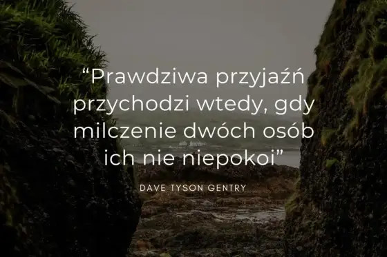 Cytaty o przyjaźni, które brzmią naturalnie i zostają w pamięci