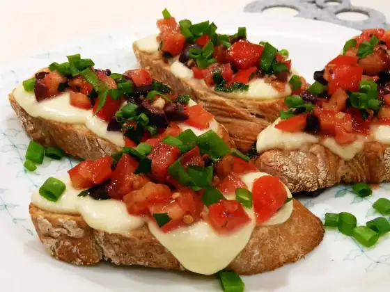 Bruschetta z pomidorami i mozzarellą - chrupiąca i soczysta!