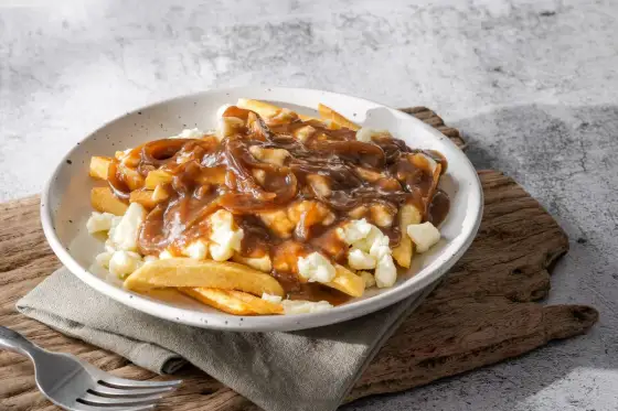 Jak zrobić poutine? Przepis na frytki, sos i ser jak z Quebecu