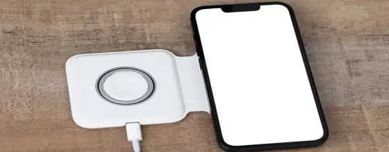 Najlepsze ładowarki indukcyjne do iPhone 13 – porównanie modeli i cen