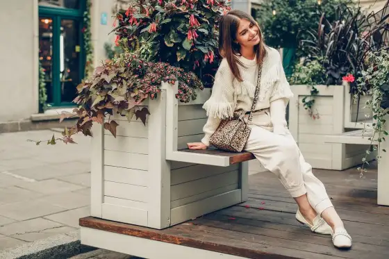 Sweter z frędzlami: jak stylizować? Poradnik i inspiracje