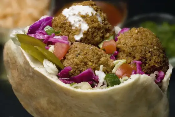 Kebab z falafelem: kalorie i zdrowe wybory. Czy jest dietetyczny?