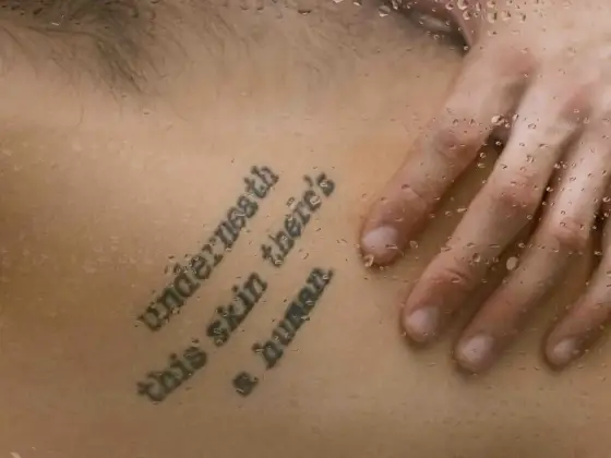Mądre cytaty na tatuaż - wybierz idealny napis na lata