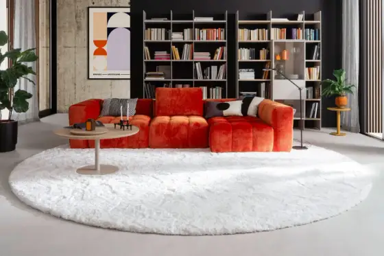 Teppich unter dem Sofa richtig platzieren - Tipps für jede Raumgröße