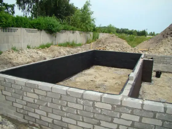 Ile warstw bloczka fundamentowego - 4 czy 5? Jak uniknąć błędów?