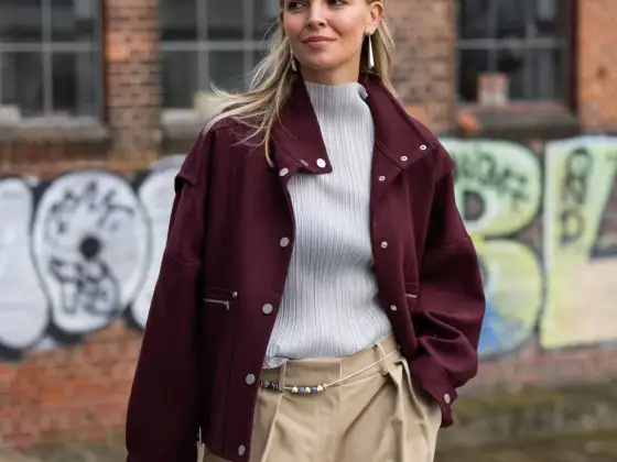 Burgundowa kurtka zimowa: stylowe inspiracje i porady stylizacyjne