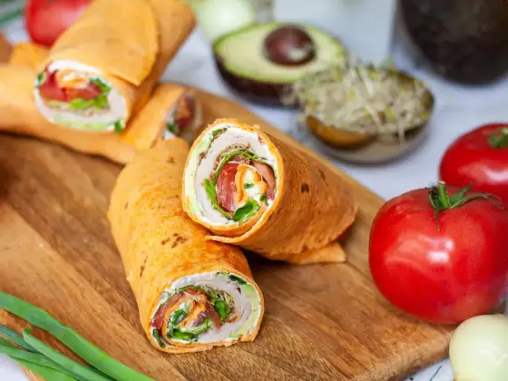 Tortilla z szynką: Szybkie przepisy na lunch i imprezę