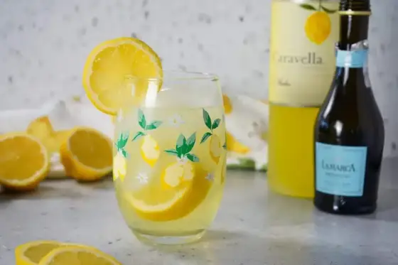 Limoncello spritz - så blandar du den frisk och balanserad