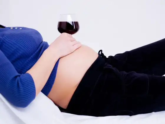 Pić alkohol? Leki, ciąża, choroby - Kiedy musisz odmówić?