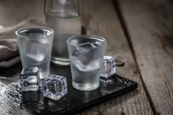 Ile kalorii ma kieliszek wódki - Czy 50 ml to naprawdę 100 kcal?