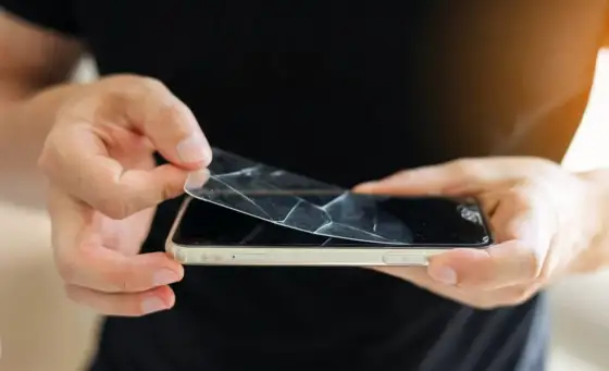 Usuń pęknięte szkło z aparatu telefonu zrób to sam bezpiecznie!