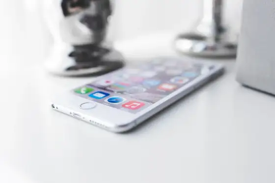 Jak zwolnić pamięć w telefonie? Usuń śmieci z Androida i iPhone'a