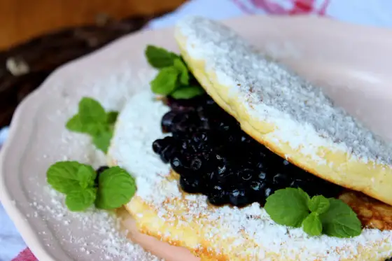 Puszysty omlet z borówkami - prosty przepis na lekki obiad