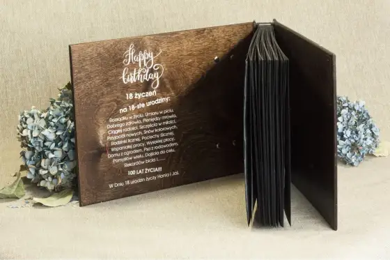 Fotoksiążka na osiemnastkę - pomysł na album, który wzrusza i bawi