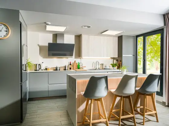 Cocina con isla bien resuelta para ganar espacio y orden