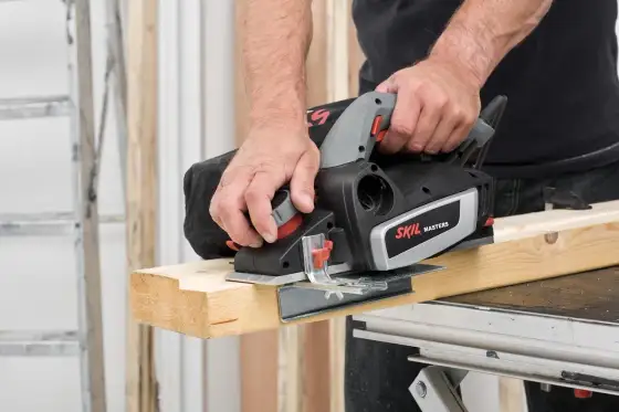 Comment utiliser un rabot électrique sans abîmer le bois