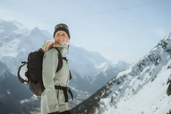 Kask do plecaka - jak przypiąć go stabilnie?