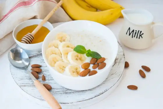 Owsianka proteinowa - Przepis na sycące i smaczne śniadanie