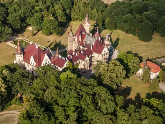 Zamek w Mosznej: odkryj magiczne podobieństwo do Hogwartu