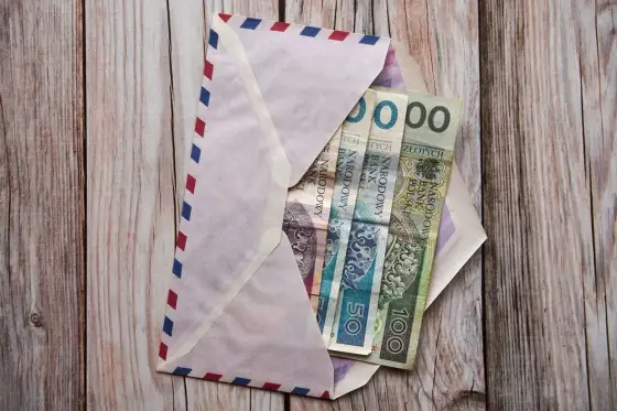 Ile daje chrzestny na komunię? Rozsądne widełki koperty