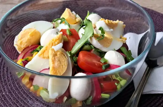 Sałatka z mini mozzarellą: Szybki przepis na każdą okazję