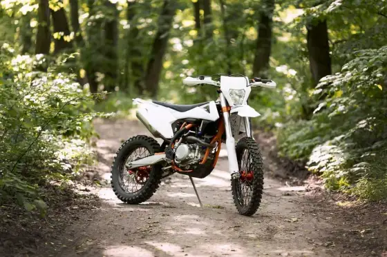 Jakie opony do turystycznego enduro - wybierz najlepsze modele dla siebie