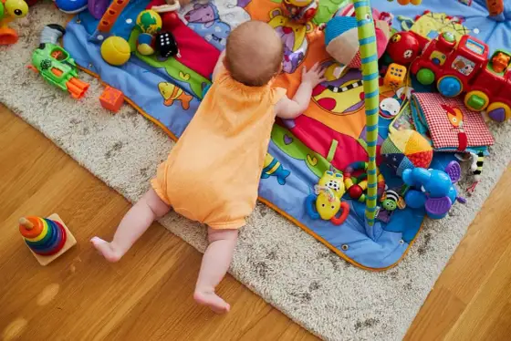 Najlepsze zabawki sensoryczne dla 6-miesięcznego dziecka: rozwój i bezpieczeństwo