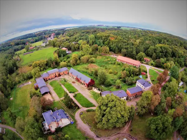 Skansen w Mniszkach: Odkryj zanikające rzemiosła i atrakcje