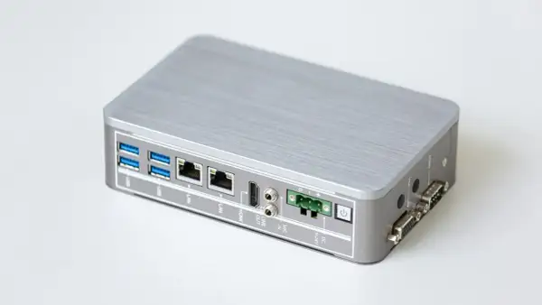 Srebrna, kompaktowa obudowa z licznymi portami: USB, LAN, HDMI, audio, zasilanie DC, COM i VGA. Idealne rozwiązanie do zastosowań sieciowych, np. jako router z funkcją CGNAT.