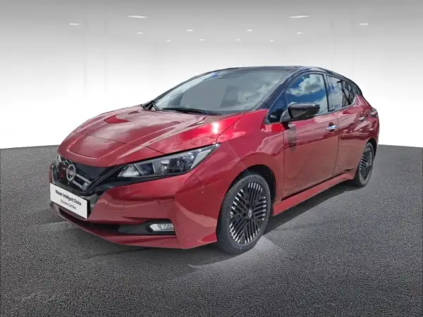 Nissan Leaf rouge, 40 kWh, prête pour l'aventure. Son autonomie vous emmène loin, en toute sérénité.
