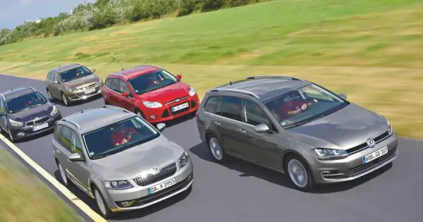 Pięć samochodów w wersji kombi i hatchback jedzie po torze.