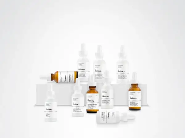 Kolekcja produktów The Ordinary, w tym kwas hialuronowy, niacynamid i retinol.