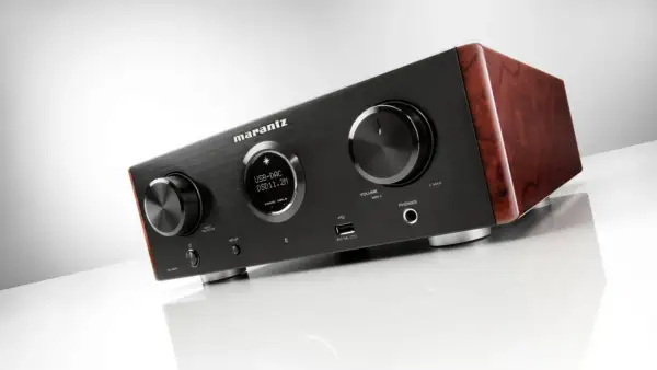 Elegancki wzmacniacz Marantz HD AMP1 z drewnianymi panelami bocznymi, wyświetlaczem USB-DAC i pokrętłami.