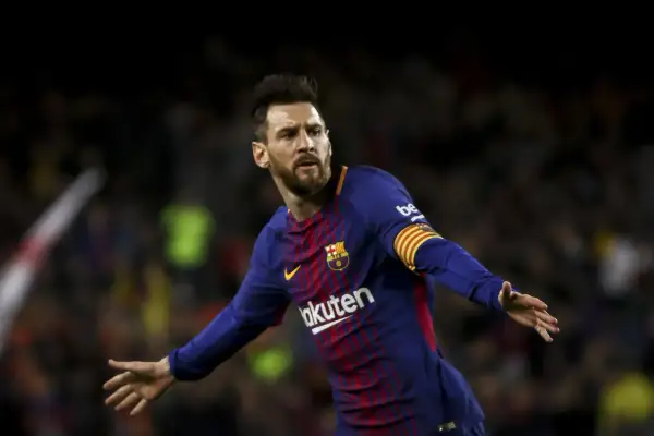 Piłkarz FC Barcelona, Lionel Messi, w niebiesko-bordowej koszulce z opaską kapitana na ramieniu, cieszy się z bramki.