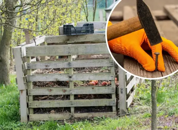 Budowa kompostownika z palet. Ręka w pomarańczowej rękawicy wbija gwóźdź młotkiem, tworząc solidną konstrukcję do kompostowania resztek organicznych.