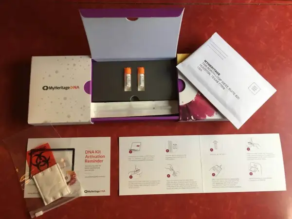 Kit MyHeritage DNA prêt à l'emploi pour un avis sur votre patrimoine génétique. Instructions incluses.