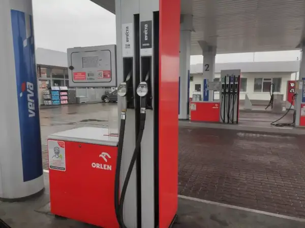 Dystrybutory paliwa na stacji Orlen. Obok dystrybutora z napisem "Diesel" widać też opcję tankowania biodiesel.
