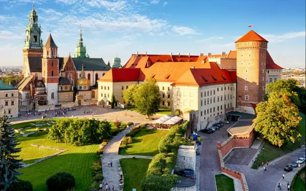 Wawel, krakow castle, z czerwonymi dachami i zielonymi ogrodami, lśni w słońcu.