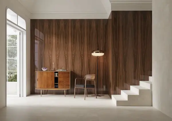 Elegancki salon retro nowoczesny z drewnianą boazerią, stylową komodą i fotelem.