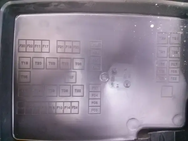 Schemat bezpieczników w Peugeot Boxer. Pomoc przy wymianie żarówki przód.