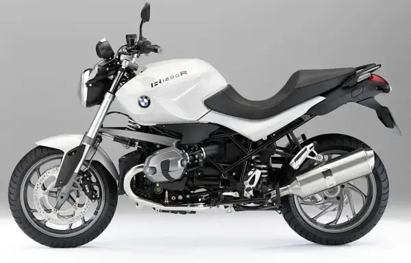 Biały motocykl BMW R1200R z czarnym siedzeniem, gotowy do jazdy.