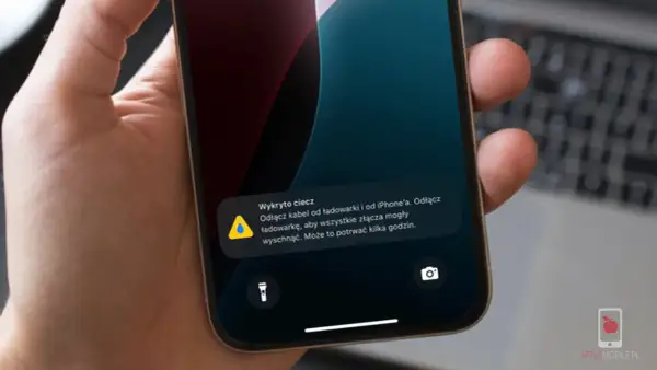 Na ekranie iPhone'a komunikat: "Wykryto ciecz". Odłącz kabel od ładowarki i od iPhone'a, aby złącza mogły wyschnąć.