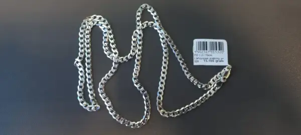 Srebrny łańcuszek diamentowany, co to znaczy? To elegancki splot ogniw, który pięknie odbija światło. Idealny na prezent.