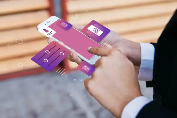 Dłonie trzymające smartfon z ikonami aplikacji, sugerujące funkcjonalność dual standby.