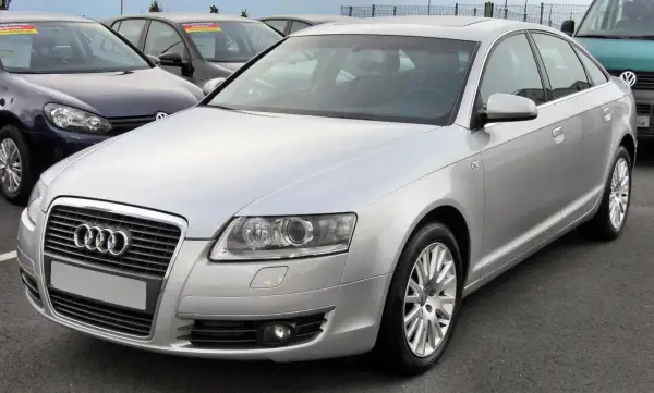 Srebrne Audi A6 C6 2.7 TDI na parkingu. Elegancka limuzyna z charakterystycznym grillem i felgami.