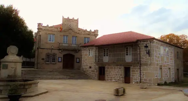 Ayuntamiento y fuente en la plaza de Rodeiro. Un lugar con encanto que ver en Rodeiro.