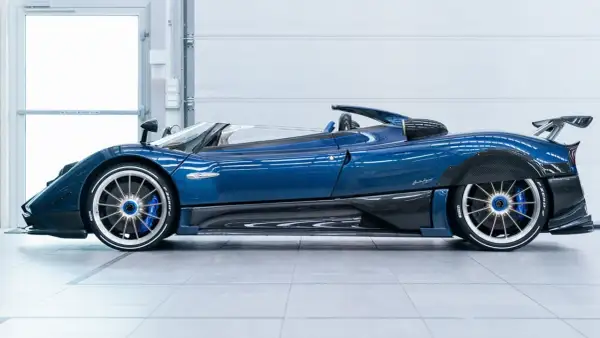 Pagani Barchetta blu, un capolavoro di ingegneria e design, con dettagli in fibra di carbonio e cerchi sportivi.