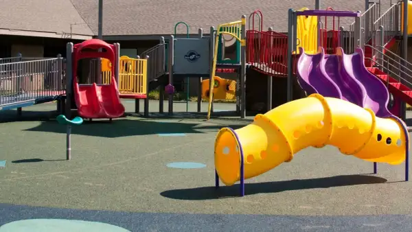 Bunter Spielplatz in Burscheid indoor mit Rutschen, Tunnel und Klettergerüst.