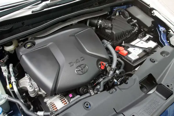 Silnik D-4D w Toyota Avensis T27, z widocznym akumulatorem i elementami układu dolotowego.