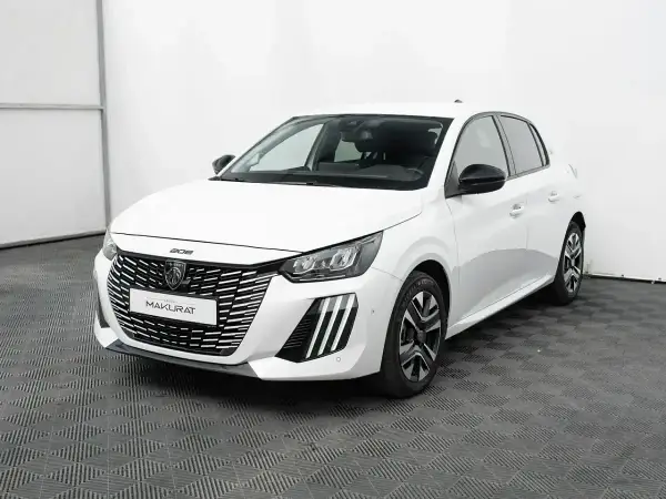 Biały Peugeot e-208 z czarnymi detalami, elegancki i nowoczesny, gotowy na miejskie wyzwania.